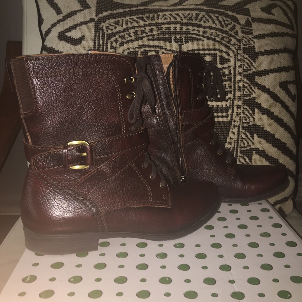 Brick Grained Leather Boots - Picture 7 of 7